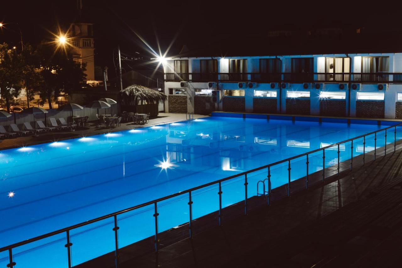 Dem Hotel Сухумі Екстер'єр фото