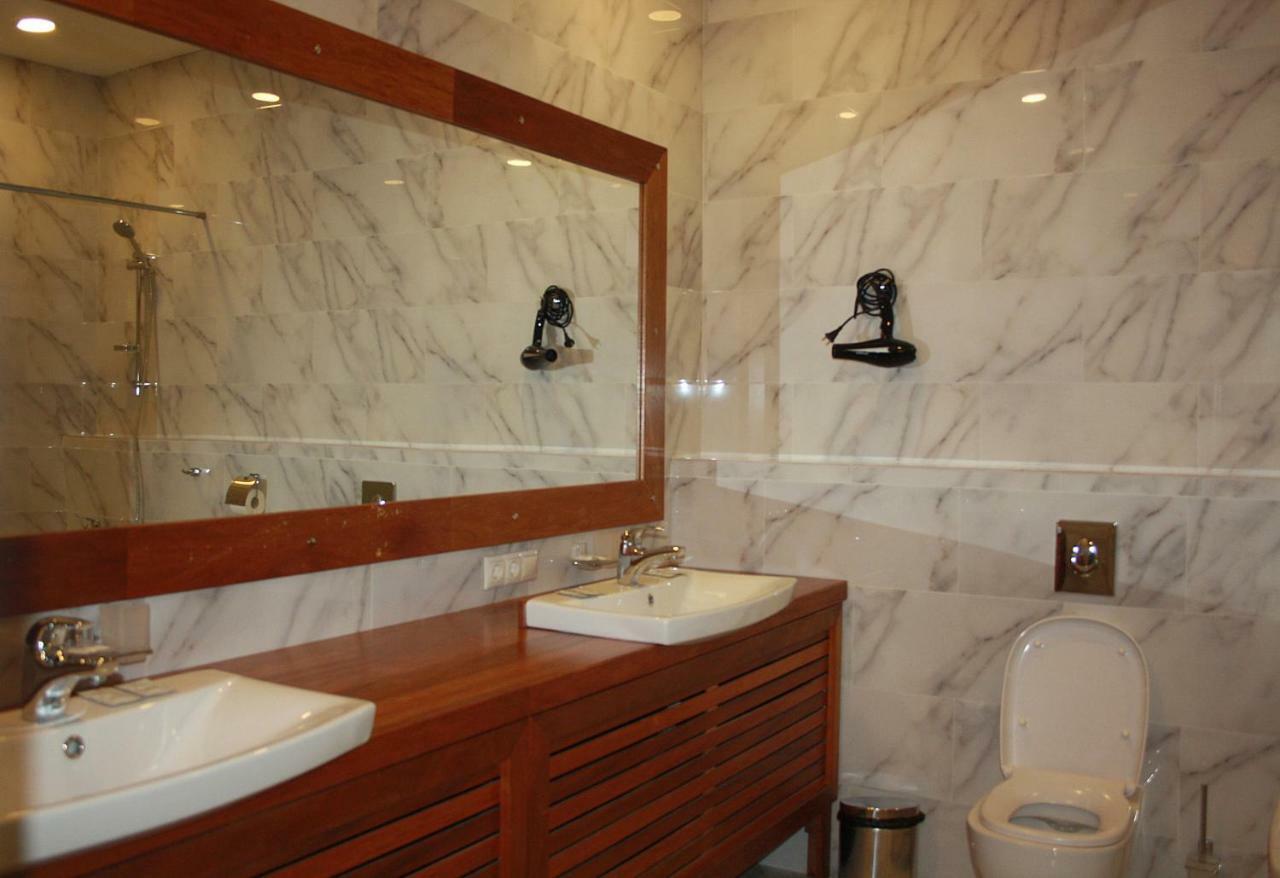 Dem Hotel Сухумі Екстер'єр фото